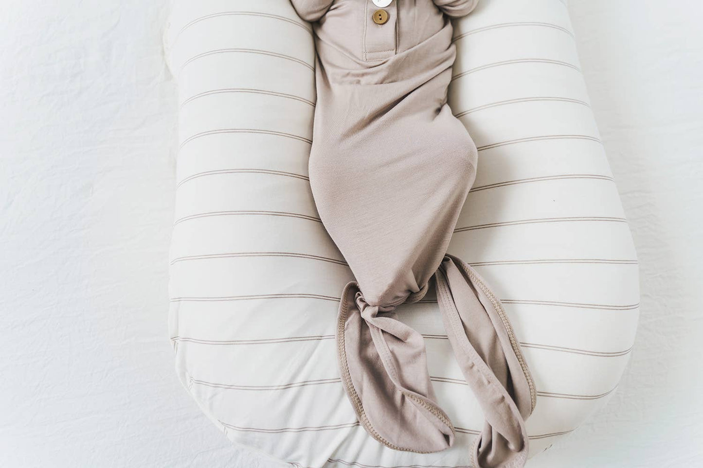 Geknoopte baby pyjama