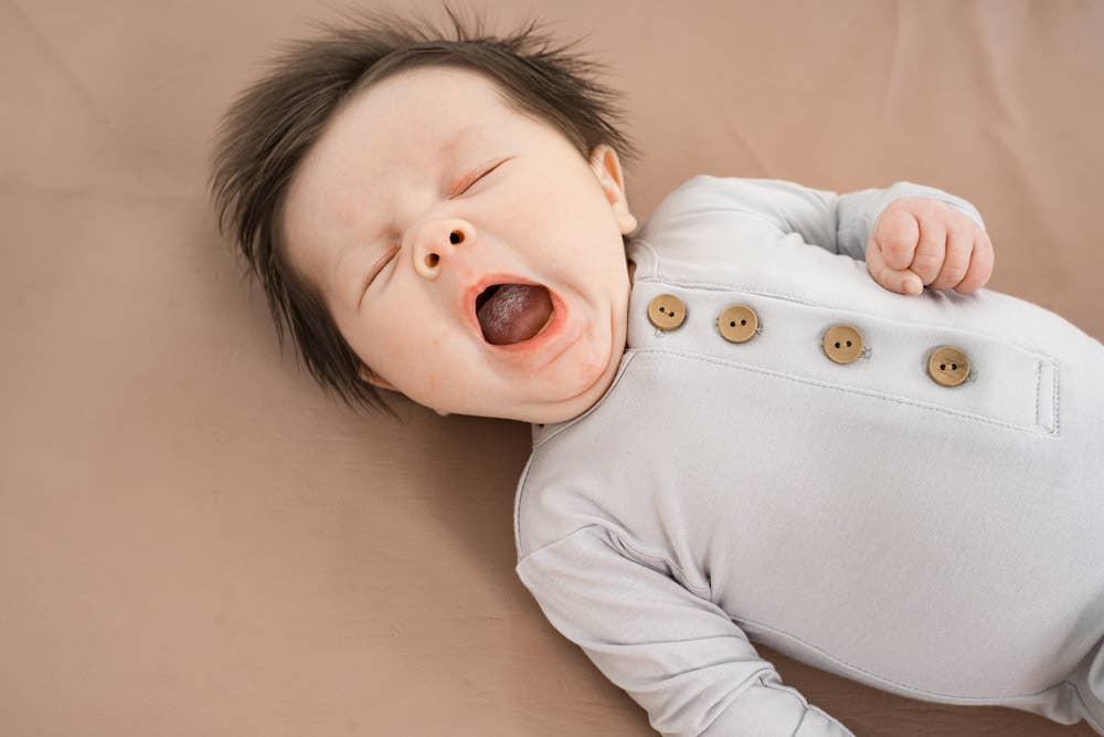 Geknoopte baby pyjama