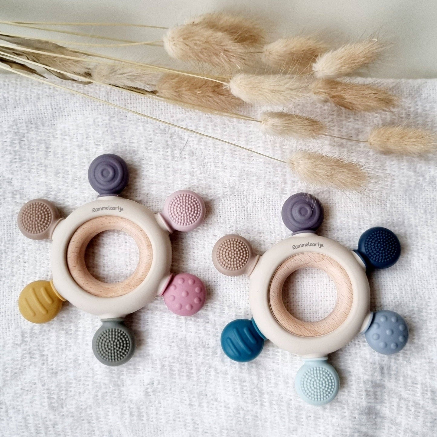 Kraamcadeauset  baby pyjama, mutsje en bijtring