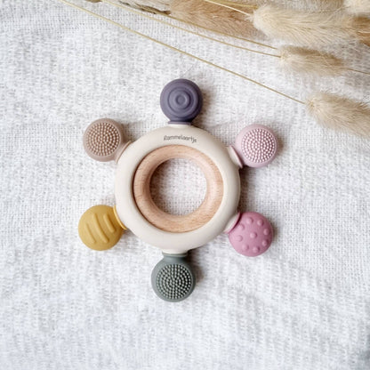 Kraamcadeauset  baby pyjama, mutsje en bijtring