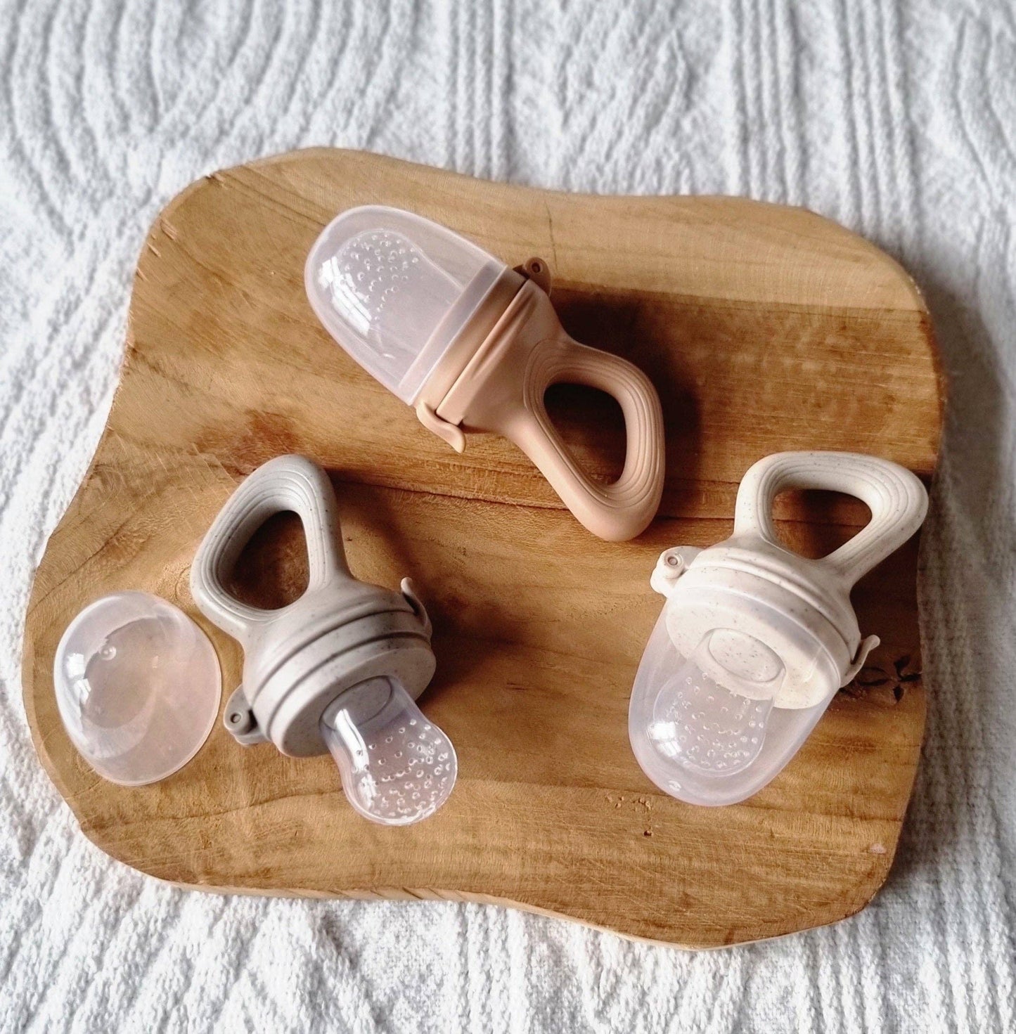 Kraamcadeauset  geknoopte baby pyjama, mutsje en fruitspeen