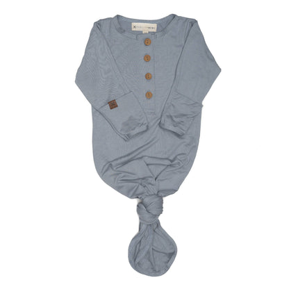 Kraamcadeauset  geknoopte baby pyjama, mutsje en fruitspeen