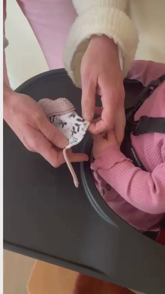 Bijthandschoen met knispergeluid
